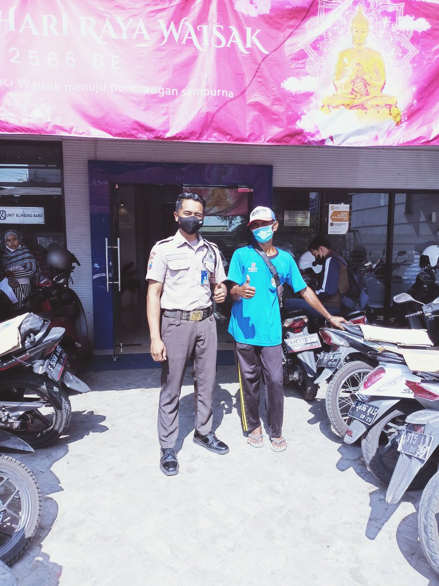 Walau terik panas matahari kami tetap melayani dengan setulus hati #satpamBRIsigap