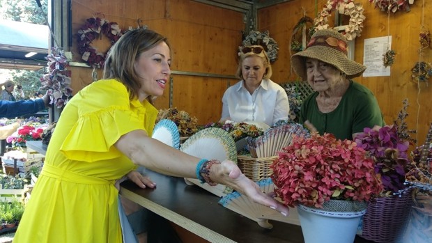 ter4bithi4's tweet photo. 🌹 #ZGZ_Florece
@ChuecaNatalia "Las flores protagonizan una llamada a la acción medioambiental"
@ZaragozaTurismo @VinasdelVero @mercatflors @FLOOSWEB @tandem_grupo
Cultura orgánica, sostenibilidad y humanización de las ciudades
🖊️@charo_barroso #ABCNatural
https://t.co/0nTViFj6C2 https://t.co/TMOYDSTWHf