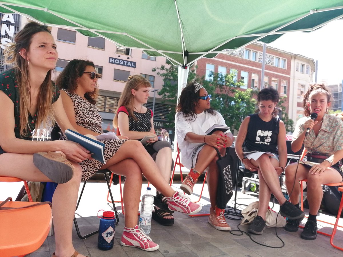 Apostem per unes altres relacions econòmiques a partir d'un cooperativisme en mans dels i les treballadores. Que aporti solucions a les necessitats col·lectives: feina, renda, habitatge, proveïments. Que aprengui de la lluita feminista, ecologista i antiracista #PrimaveraCoop