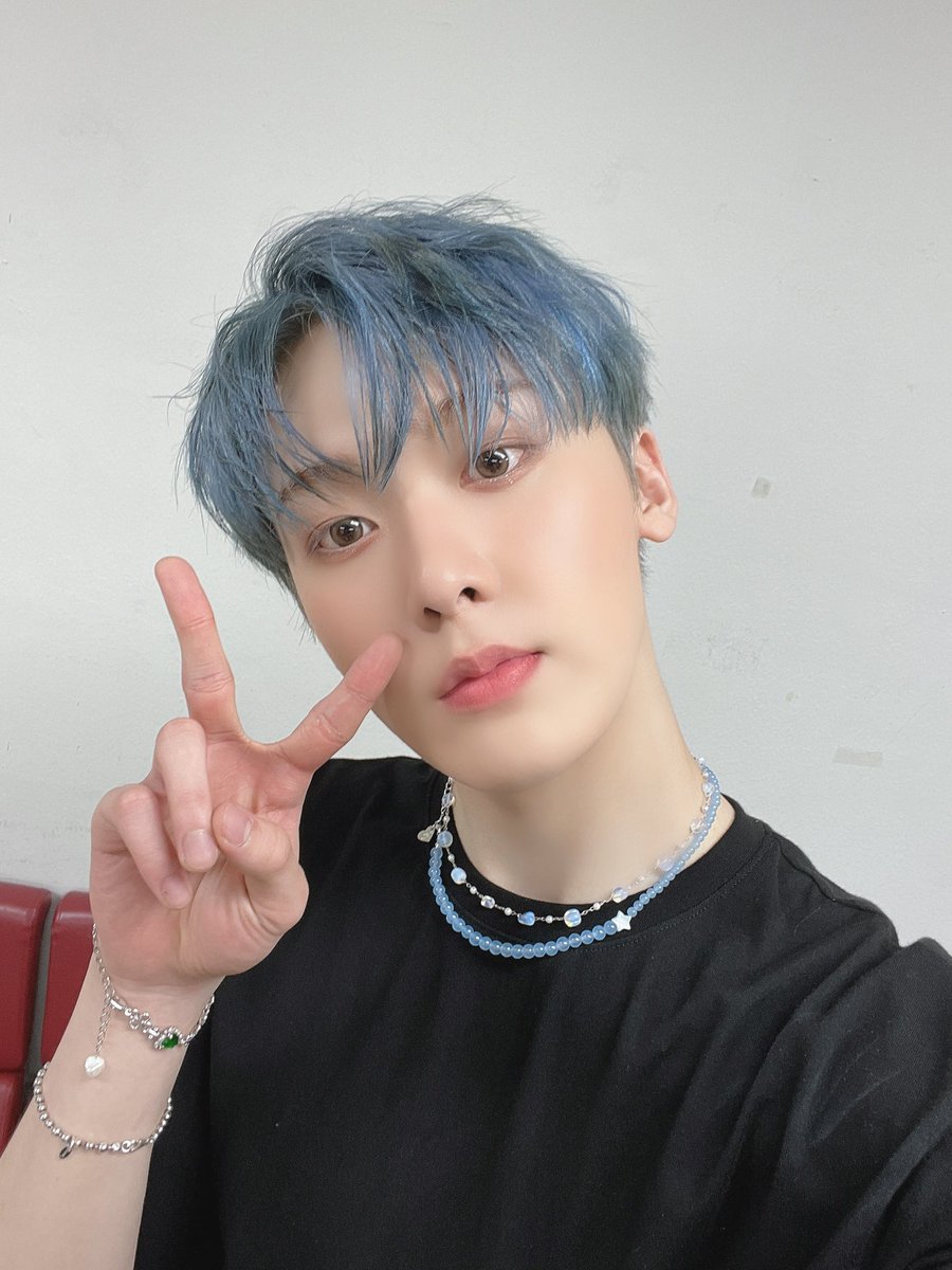 almostblueseoul's tweet photo. #RT이벤트

얼모스트블루 뮤즈 #아스트로 ⭐#산하 ⭐님이 저희 목걸이를 착용해주셨습니다! 감사한 마음에 이벤트를 준비했습니다💗

해당 트윗을 리트윗 해주신 분들 중 추첨을 통해 
5분께 #얼모스트블루 목걸이 선물로 드립니다.

-참여기간:05.30~06.02 발표:06.03

*당첨자 개별 DM 발표 예정 https://t.co/p60Ewck9M3