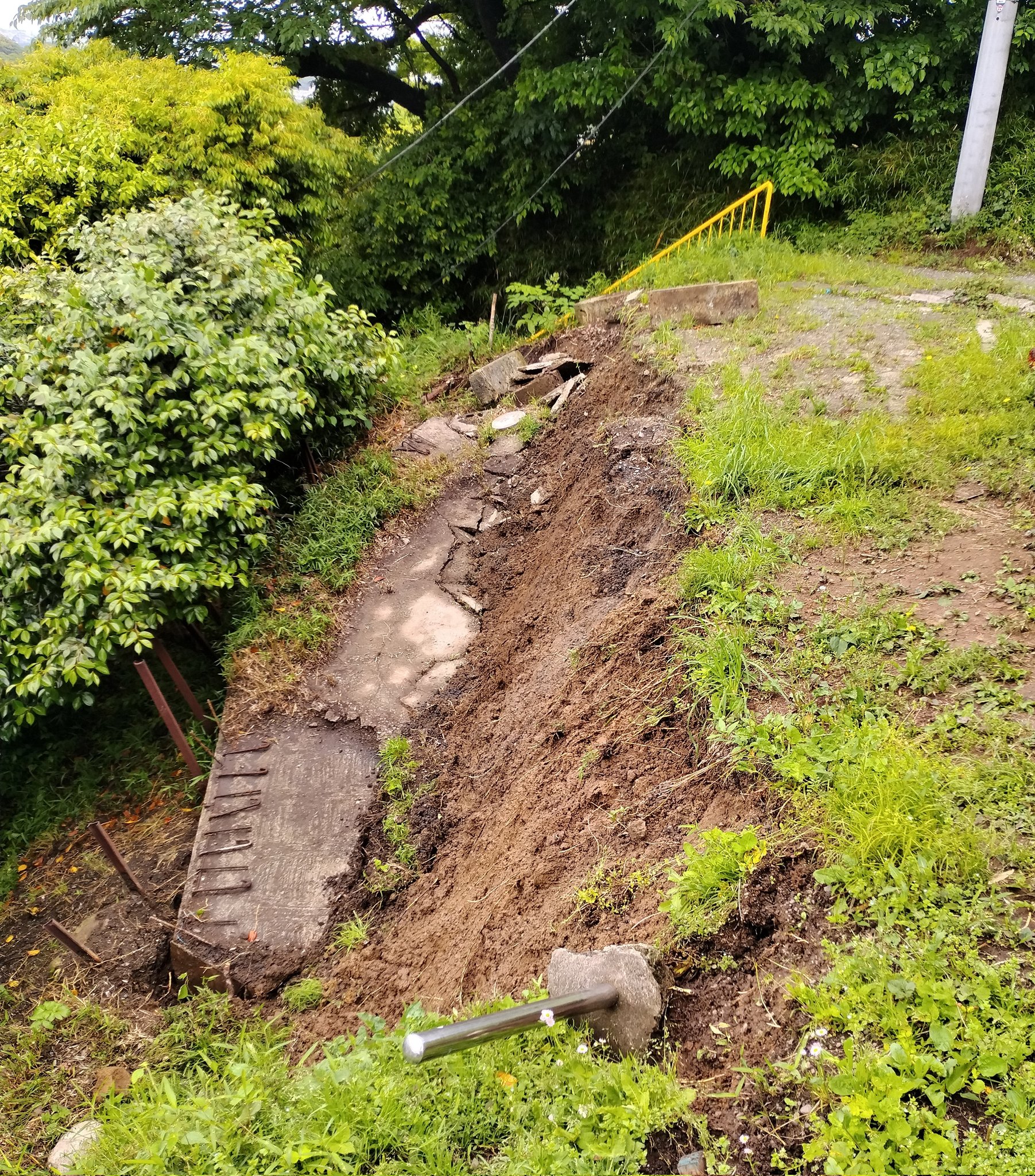 長嶋竜弘 A Twitter また打越山実家のがけ崩れ 先日の雨でまた崩れた 過去通算5回目 ここ3年で3回 3回とも市の管理責任がある赤道上で崩れている 今回は赤道上にかかっていないと言っている 全く酷い市役所である 認めないならこちらも私道を通行禁止にする