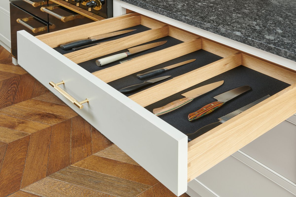 There’s a space for everything in a #BryanTurnerKitchen! We pride ourselves on making #kitchens to the same standards found in fine furniture and we do this by employing talented designers and exceptional craftsmen who take great pride in their work. bryanturnerkitchens.com/about-us/furni…