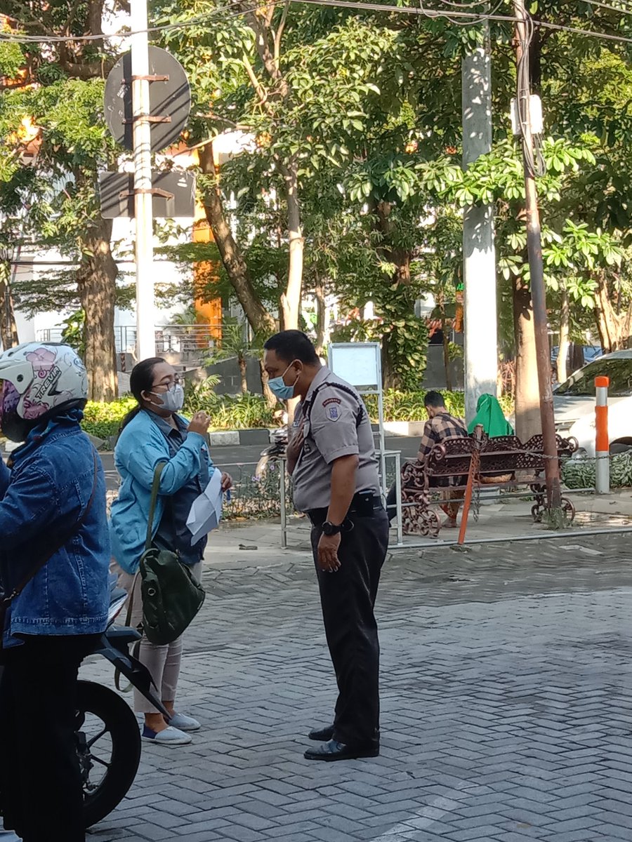 JuliPrasst's tweet photo. Ramah, sopan dan santun itulah Satpam BRI Pemberani #SatpamBRIsigap #pituwanisiji #ROSurabaya https://t.co/PQ5KqXdEl3