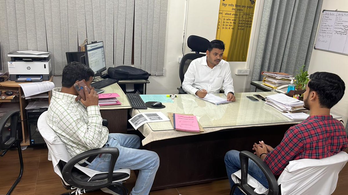 LesaLko's tweet photo. माननीय ऊर्जा मंत्री के निर्देशन में आज दिनाँक 30–05–2022 को वृंदावन खण्ड लेसा में "सम्भव" जनसुनवाई की गई प्राप्त सभी शिकायतों का तत्काल निस्तारण किया गया @aksharmaBharat @mvvnllkocis @MVVNLHQ @UPPCLLKO #Sambhav https://t.co/CrS7Km6Zas