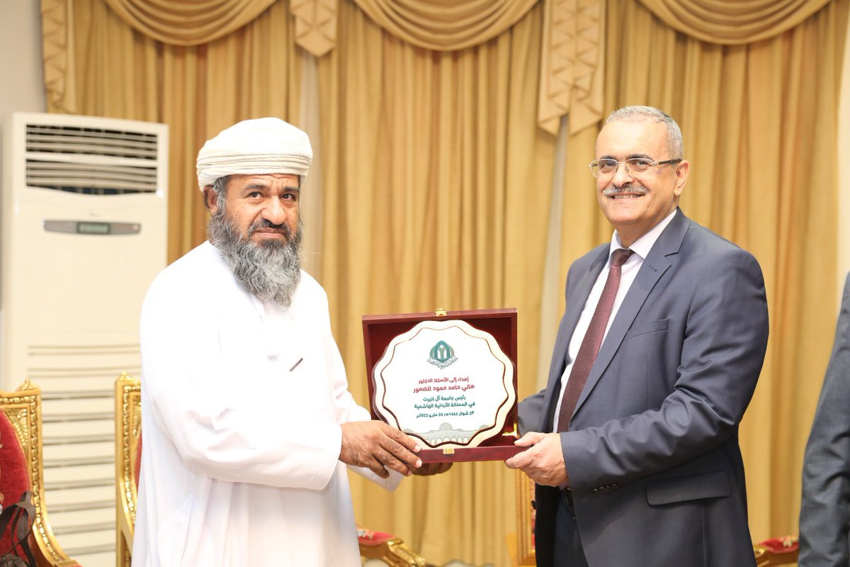 استقبل عميد الكلية د.راشد بن علي الحارثي، صباح اليوم، وفدا من جامعة آل البيت في المملكة الأردنية الهاشمية ضمّ الأستاذ الدكتور هاني حامد حمود الضمور، رئيس الجامعة، والأستاذ الدكتور محمد الحراحشة نائب رئيس الجامعة، والأستاذ الدكتور أنور الخالدي رئيس وحدة الدراسات العمانية بالجامعة.