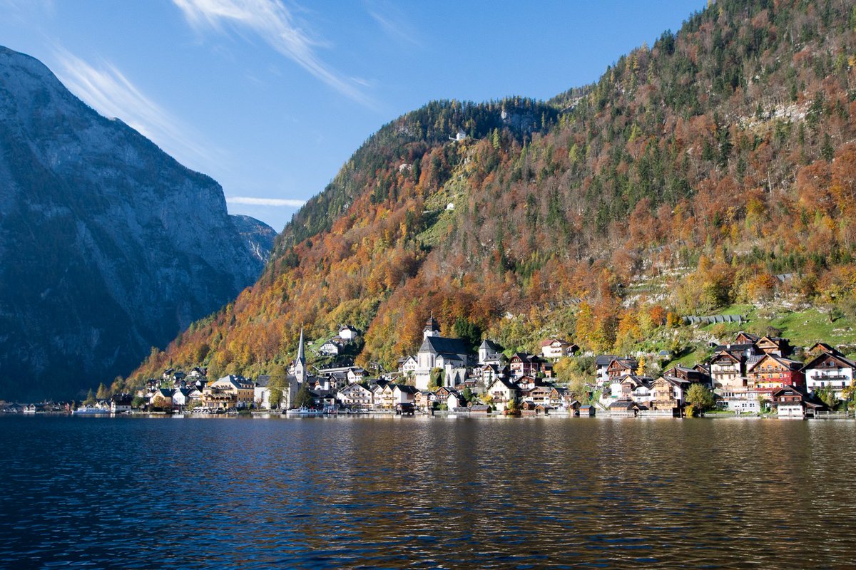 VisitHallstatt's tweet photo. Discover entirely new sides to #Hallstatt during a tour by both land and water. This hour-long tour includes a trip aboard the historical salt ship. More: https://t.co/H7UXhDN8Sx #Salzkammergut #Navia #RoundTrips +BoatTrips #LakeHallstatt https://t.co/bnHVspjyBb