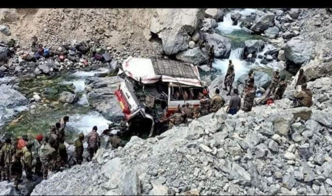 devraj_aks's tweet image. लद्दाख में भारतीय सेना के जवानों के साथ हुए दर्दनाक हादसे के बारे में सुनकर बेहद दुख हुआ।।

 शोक संतप्त परिवारों के प्रति मेरी गहरी संवेदना है ,और हमारे घायल सैनिकों के शीघ्र स्वस्थ होने की कामना करता हूँ 🙏🙏

जय हिंद 🙏🏻😥🇮🇳