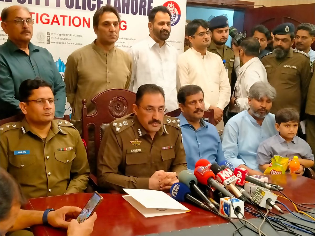 OfficialDPRPP's tweet photo. لاہور پولیس نے 18 روز قبل نجی سوسائٹی سے 10 کروڑ تاوان کے لیے اغواء ہونے والے 5 سالہ عریض کو بازیاب کرا کے والدین کے حوالے کر دیا ہے۔ پولیس نے دونوں ملزمان کو سرائے عالمگیر سے خفیہ آپریشن کرکے گرفتار کر لیا۔ اغواء کار قریبی رشتہ دار تھے اور سہولت کاروں کے زریعے سارا منصوبہ بنایا. https://t.co/k4NjrtCStK