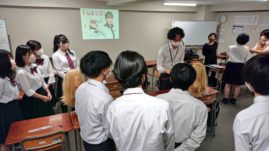 yushi5931fuk's tweet photo. 本日の通学生向け特別授業は #福岡美容専門学校 全面協力のもと「#ヘアメイク体験」をおこないました。
三原先生、古賀先生楽しい授業を毎年ありがとうございます!
#FUKUBI #勇志国際高校 #美容専門学校 https://t.co/sccr5OehvA