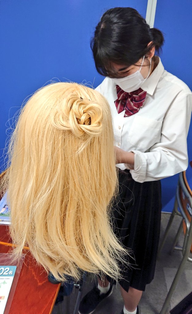 yushi5931fuk's tweet photo. 本日の通学生向け特別授業は #福岡美容専門学校 全面協力のもと「#ヘアメイク体験」をおこないました。
三原先生、古賀先生楽しい授業を毎年ありがとうございます!
#FUKUBI #勇志国際高校 #美容専門学校 https://t.co/sccr5OehvA