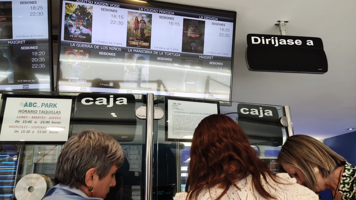 AgustnRubio7's tweet photo. La desvida en la marquesina de @cinesabc . https://t.co/CakmIiUiSM