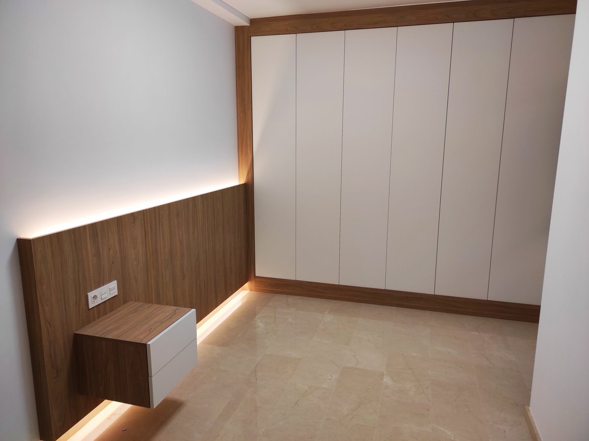 EbantechOficial's tweet image. Dormitorio juvenil con armario empotrado y cabezal integrado LED.
#ebantech #ebanisteria #dormitorio #dormitorios #bedroom #bedroomdesign #bedroomideas #cabezal #roble #oak #wood #woodworking #wooddesign #fenix #arpa #led #bedhead #elche #alicante