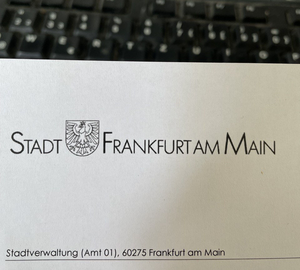 losso3000's tweet photo. Als Nichthesse glaubte ich lange, Frankfurt sei die Landeshauptstadt. Außerdem ist Frankfurt viel kleiner als gedacht – ein falsches Kapitälchen!

Im Corporate Design der Stadt wird das berücksichtigt, indem für das Logo ebenfalls falsche Kapitälchen verwendet werden. Clever! https://t.co/YG8XCsFLvD