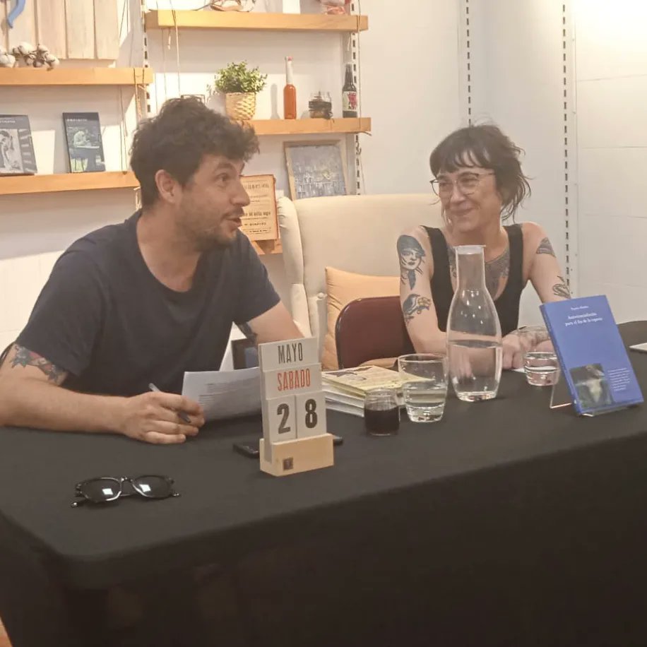 rauljm_'s tweet photo. Haber participado en la presentación en Alicante del último libro de @BegoaMndez3 es algo que guardaré para siempre en el corazón. Mil gracias a la escritora y a la fantástica @Lib80mundos por este regalazo.  Autocienciaficción para el fin de la especie (H&amp;O Editores). https://t.co/IpOY6ERIdJ