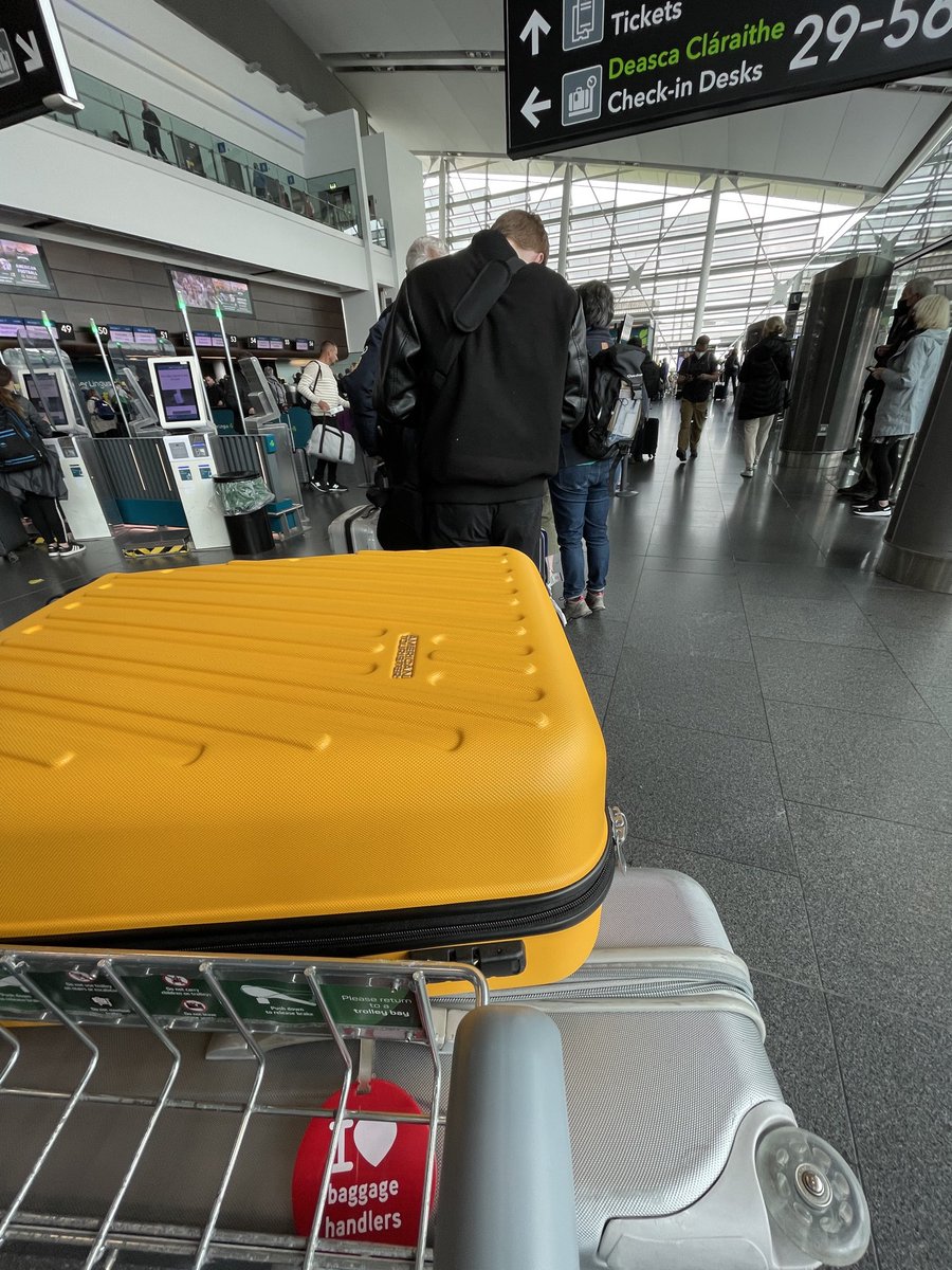 Gasheman's tweet photo. About 35 mins q for T2 AerLingus check in at 10:20 am, so far so good #DublinAirport #qgate https://t.co/K6aD8qzYdo