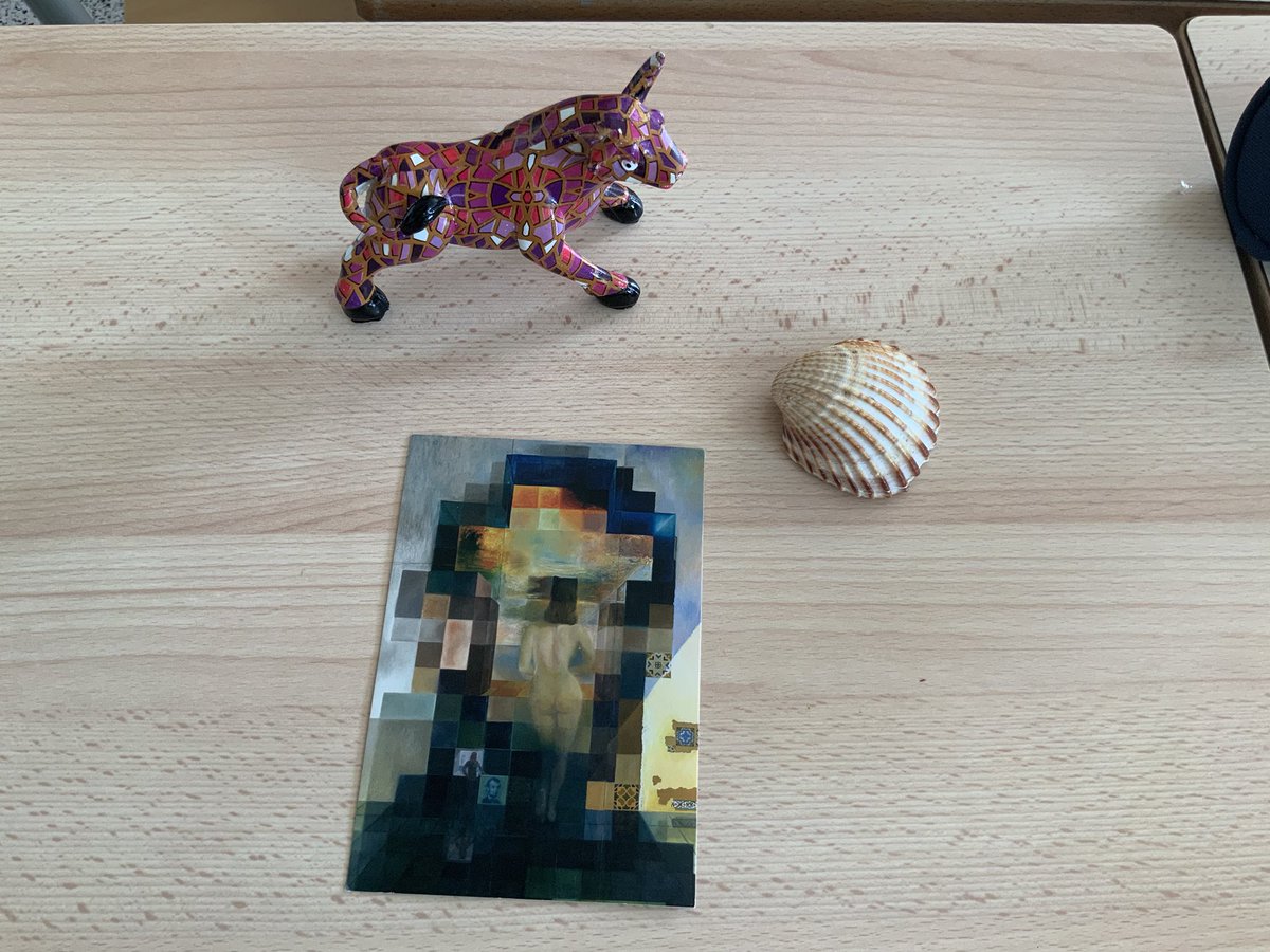 laclassefreinet's tweet photo. J. et A. sont allés en Camargue et en Espagne. Ils ont trouvé des coquillages un taureau et une carte postale du musée Dali. Sur la carte postale, de loin, on voit une tête, et de près une fille à sa fenêtre. https://t.co/dk4rVwX5um