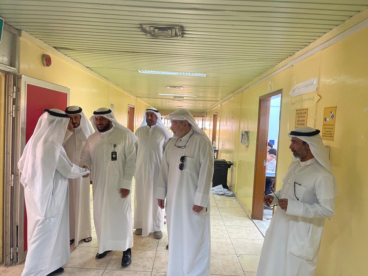 private_edu_kw's tweet photo. إستمرار الجولات التفقدية،حيث قام اليوم أ.خالد العازمي مراقب المدارس العربية بزيارة مدرسة الكويت النموذجية للاطمئنان على سير الاختبارات، وأكد أن مدارس الإدارة العامة للتعليم الخاص أتمت الاستعدادات المعدة مسبقا لاستقبال الطلبة والطالبات لأداء اختبارات نهاية الفصل الدراسي 2022-2021 https://t.co/wlC7weQjF0