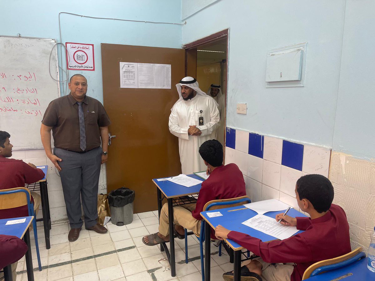 private_edu_kw's tweet photo. إستمرار الجولات التفقدية،حيث قام اليوم أ.خالد العازمي مراقب المدارس العربية بزيارة مدرسة الكويت النموذجية للاطمئنان على سير الاختبارات، وأكد أن مدارس الإدارة العامة للتعليم الخاص أتمت الاستعدادات المعدة مسبقا لاستقبال الطلبة والطالبات لأداء اختبارات نهاية الفصل الدراسي 2022-2021 https://t.co/wlC7weQjF0