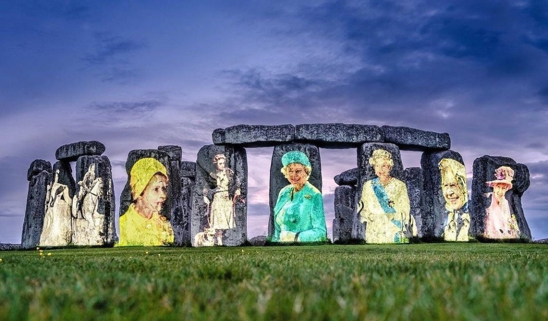 Le Immagini di sua maestà sono state proiettate sul sito di Stonehenge.
#PlatinumJubilee #HM70