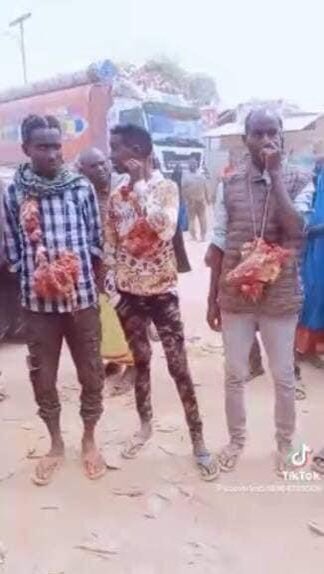liiabdii's tweet photo. Koox Tuugo ah oo Hilib Xaday ayaa wadooyinka Baydhabo la wareejinayay

Hilibkii ay xadeen ayaa qoorta loo suray Timahana waa Laga xiiray magaalada wadooyinkeeda ayaana lagu wareejiyey iyadoo la leeyahay " Tuugo , Tuugo " #Aragtidaada_Maxey_kula_Tahey https://t.co/f4FtXdI9PQ