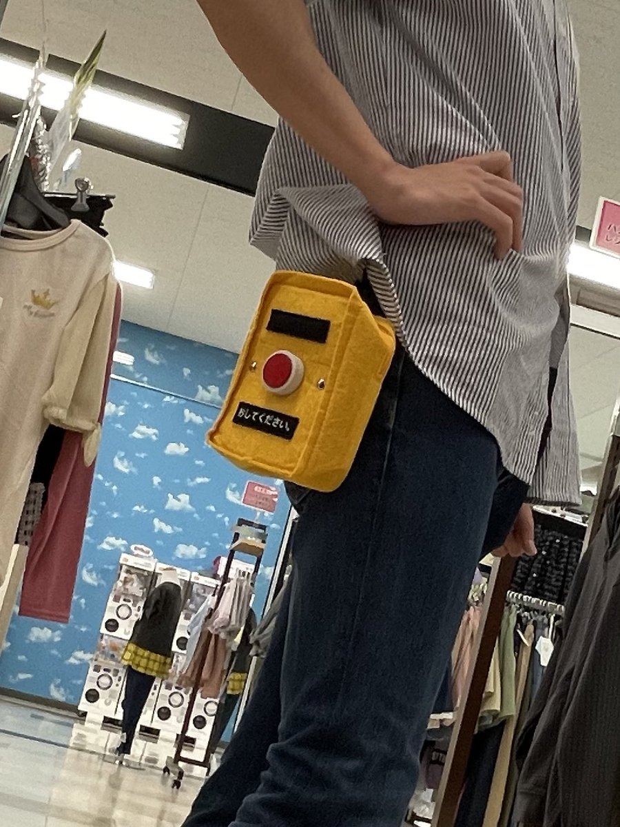 ゲーセンで100円でゲットしたという信号機の押しボタンポーチが気になるみなさん 欲しいというか押したい 次々と子供が押しに来ちゃう Togetter