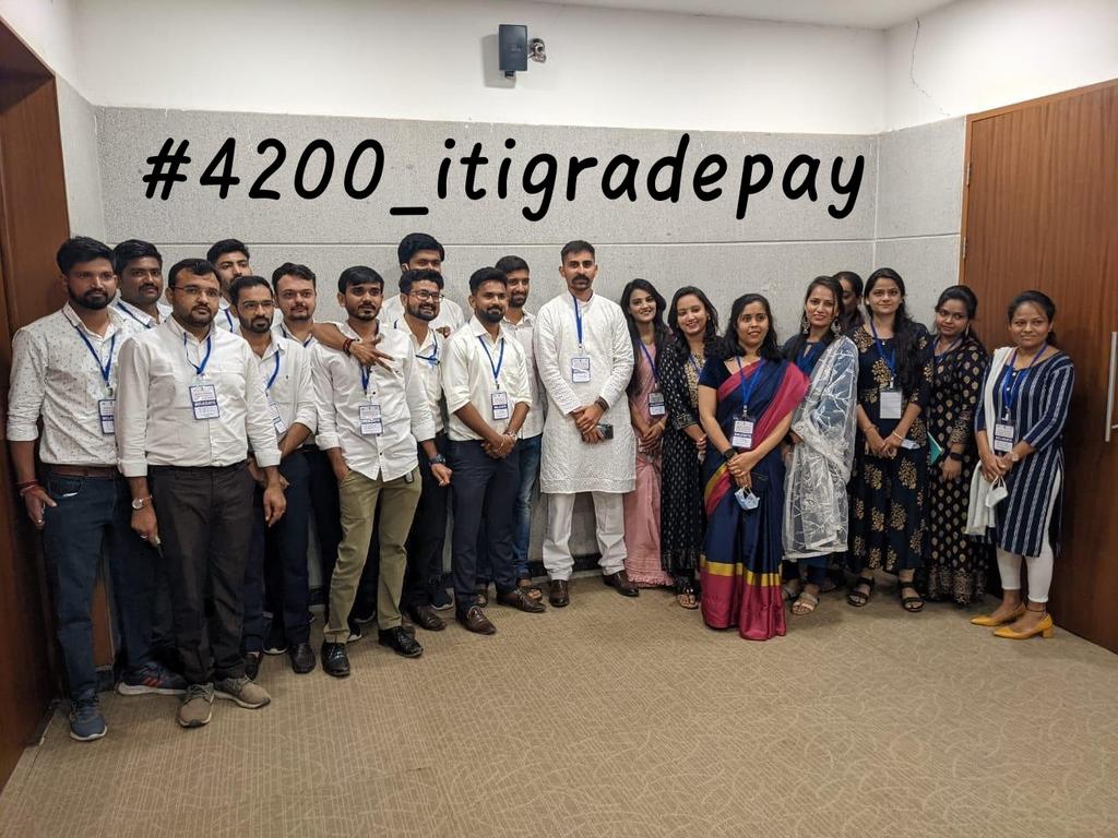 Yuvi_1212's tweet photo. #4200_itigradepay

શું ૨૮૦૦ નું કામ ૨૮૦૦ પ્રમાણે અને ૪૨૦૦ નું કામ ૪૨૦૦ પ્રમાણે???

@DETGujarat @GujLabEmpDept @brijeshmeja1 @ITI_UNION @4200I @anju_sharma_ind @News18Guj @VtvGujarati @tv9gujarati @BJP4Gujarat @BJP4India @CMOGuj @Bhupendrapbjp @KanuDesai180 https://t.co/0QUkkt3BA5