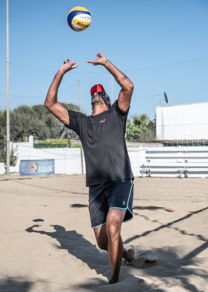 E assim sigo mantendo o corpo ativo, a mente sã e firme nos desafios.
Mesmo nesse momento como treinador, o prazer por jogar ainda permanece vivo.
.
.
.
#sport #esporte #volei #voleidepraia #rs2volleyballacademy #ricardobeach1 #beachvolley #beachvolleyball #cbviews #fivb