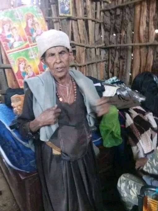 AmharaInform's tweet photo. የአብይ አህመድ ወታደሮች የ85 አመት የሆኑትን አርበኛ ዘመነ ካሴን እናት አንገላተው ከመቀነታቸው ገንዘብ ዘረፋ።
#AmharaUnderAttack https://t.co/Yqrxd0Q6az