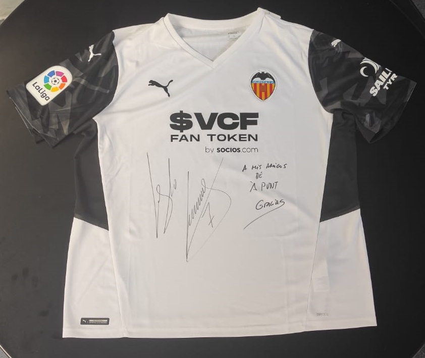 apuntesports's tweet photo. 🏆El Trofeu #ElMillorÀPunt del @valenciacf ha sigut per a @gguedesoficial i ho celebrem sortejant la seua samarreta.

Participa:

1⃣Segueix el compte @apuntesports 
2⃣Retuita aquesta publicació
3⃣Comenta aquest tuit amb l'etiqueta #SamarretaGuedesÀPunt

👉https://t.co/6UMMgvRUZu https://t.co/eaxY16Gdln