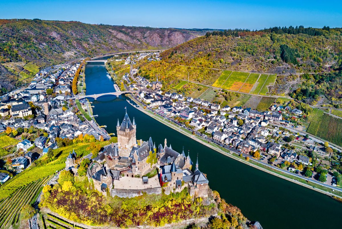 Cochem 🏰🇩🇪 Wát een schitterende plek is dat in de Moezel 🏰🇩🇪💛🖤 Bekijk onze tips : rondreis.nl/blog/algemeen/… #cochem #duitsland #moezel #vakantie #mosel #germany #reistip #rondreis