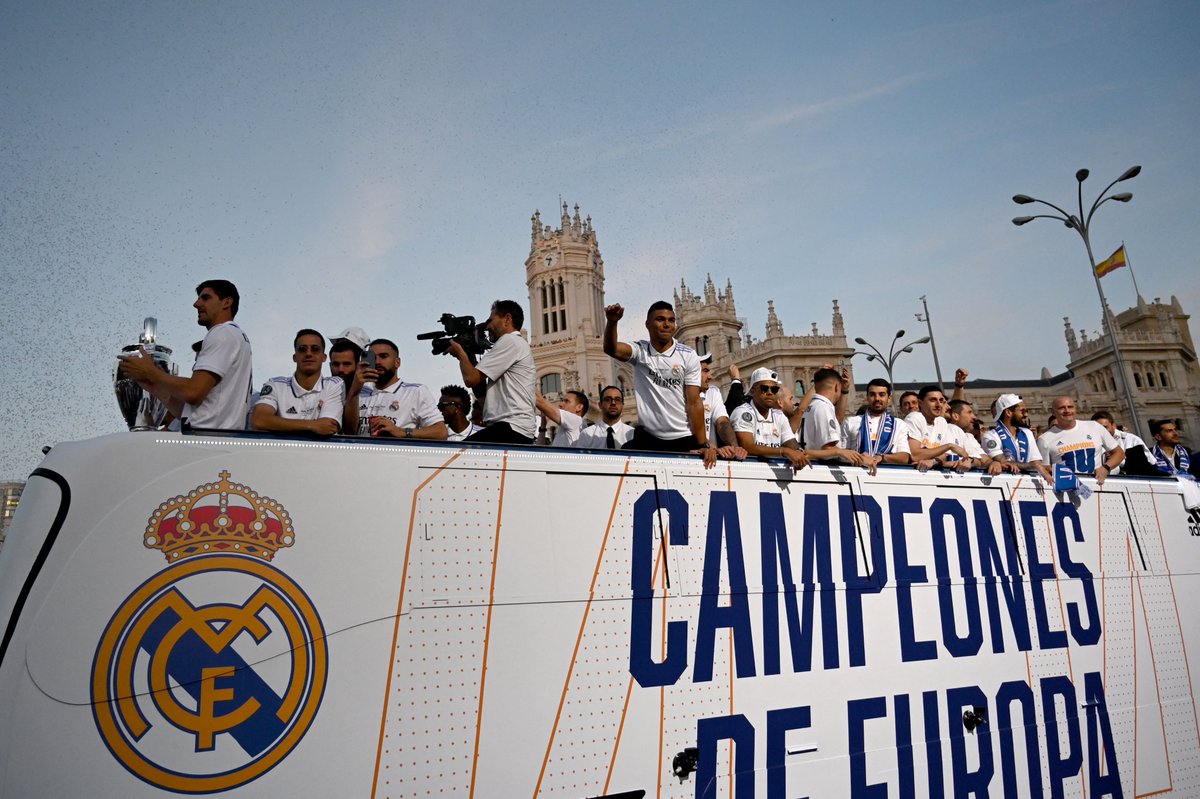 ChampionsLeague's tweet photo. Real Madrid celebrate with their supporters in the Spanish capital 🏆🎉

#UCLfinal https://t.co/dq2d1T5q3U