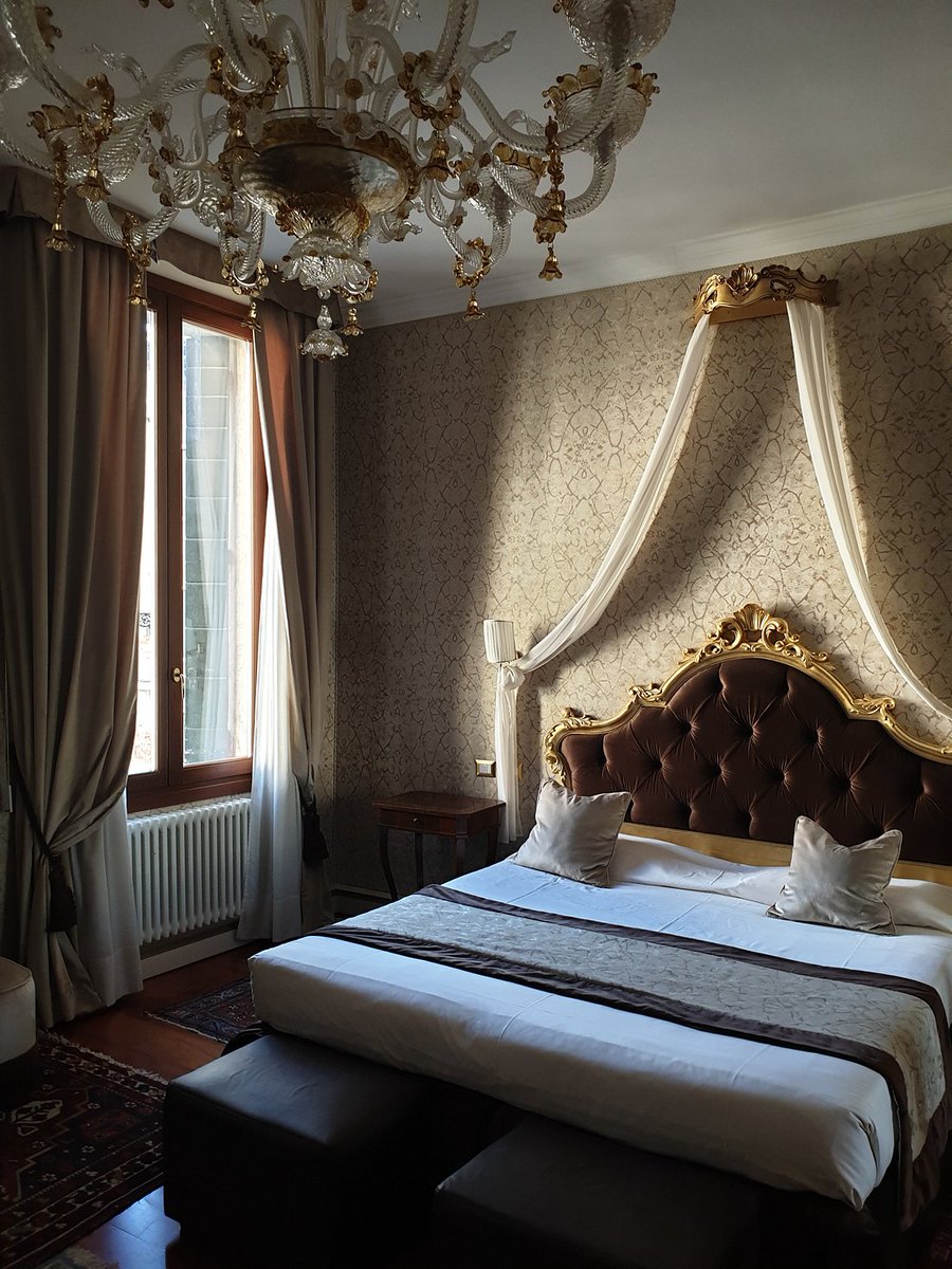 All our rooms are elegantly furnished in Venetian Classic Style and supplied with AC and central heating.

BOOK NOW 👉4017sanmarco.com/camere-triple/

#4017sanmarco #venice #venezia #venise #venecia #hotel #guesthouse #italy #italyvacation #accomodation #hotelinvenice #veniceholiday