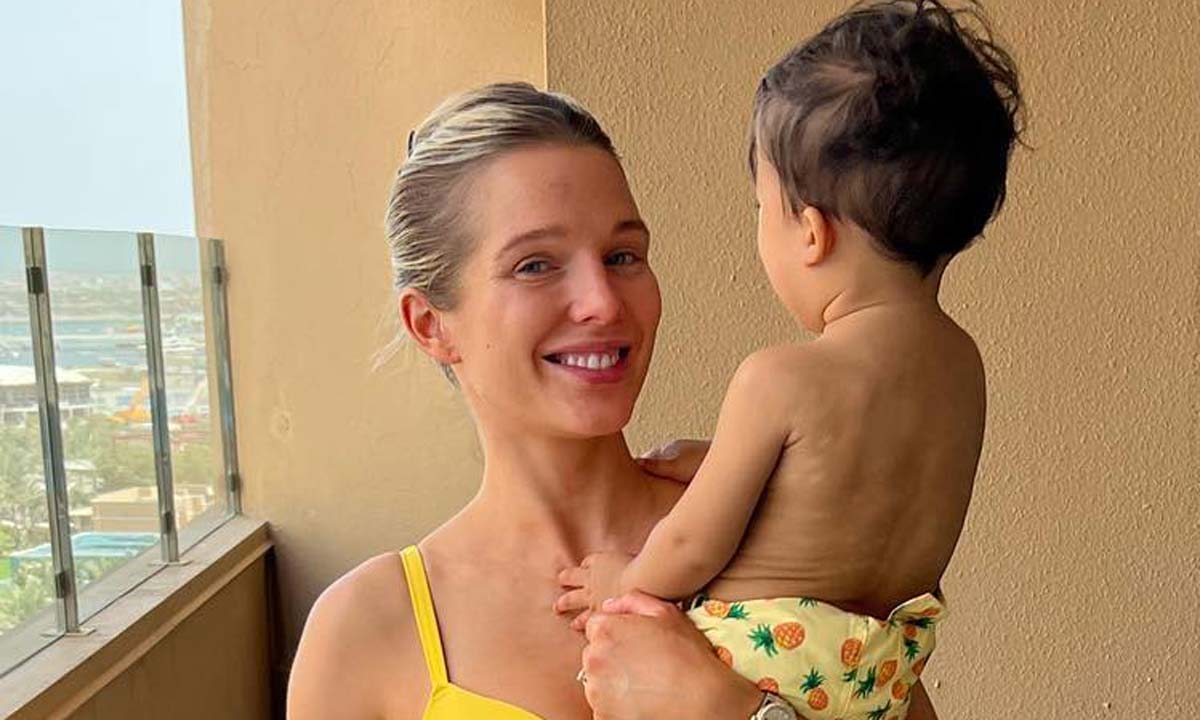 LuxryTravelPlan's tweet photo. ARTICLE: Helen Flanagan hits the beach in sunshine yellow bikini - and wow 

https://t.co/jU2u0Gg9dj https://t.co/578ZJjifBA