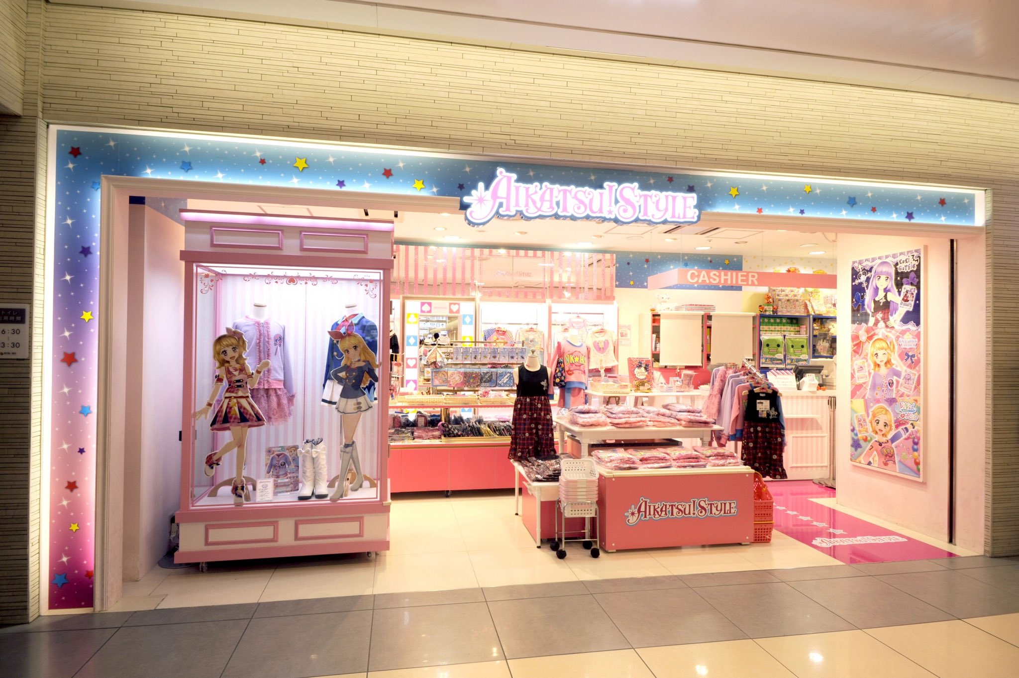 アイカツデザインマート公式 アイカツ に登場する ブランド のお洋服や雑貨を扱うブランドショップ として 13年12月9日に東京キャラクターストリートにopen Openからしばらくは入り口にショーウィンドウがあったりしました メモリアル アイカツ アイカツデザインマート公式 アイカツ に登場する ブランド のお洋服や雑貨を扱うブランドショップ として 13年12月9日に東京キャラクターストリートにopen Openからしばらくは入り口にショーウィンドウがあったりしました メモリアル アイカツ