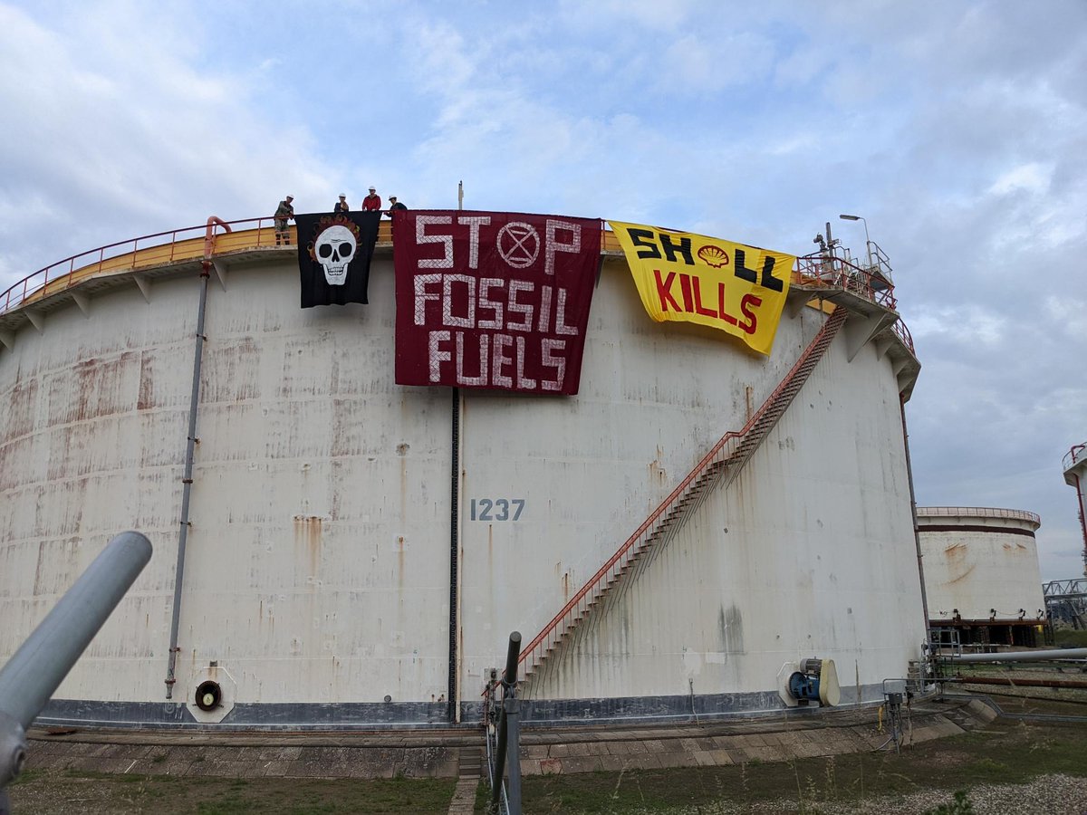 Maandag, actiedag met acties door het hele land. Bij Shell in Rotterdam Pernis zijn onze rebellen al terplaatse. #StopFossiel #ShellKills #FossieleRebellie