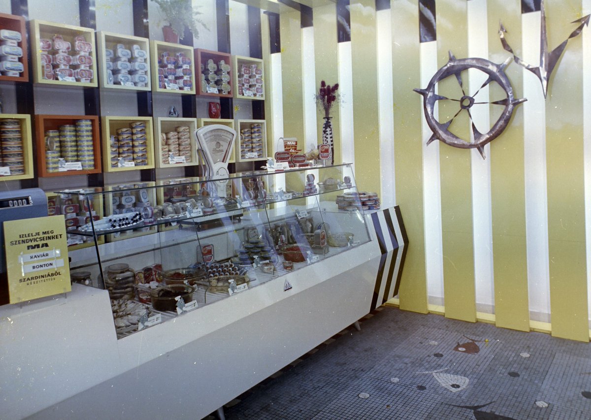 EastOfGMT's tweet photo. Tinned fish shop in Budapest, Hungary - 1962.

(photo: Fővárosi Fotó Vállalat) https://t.co/KFYjseMl2R