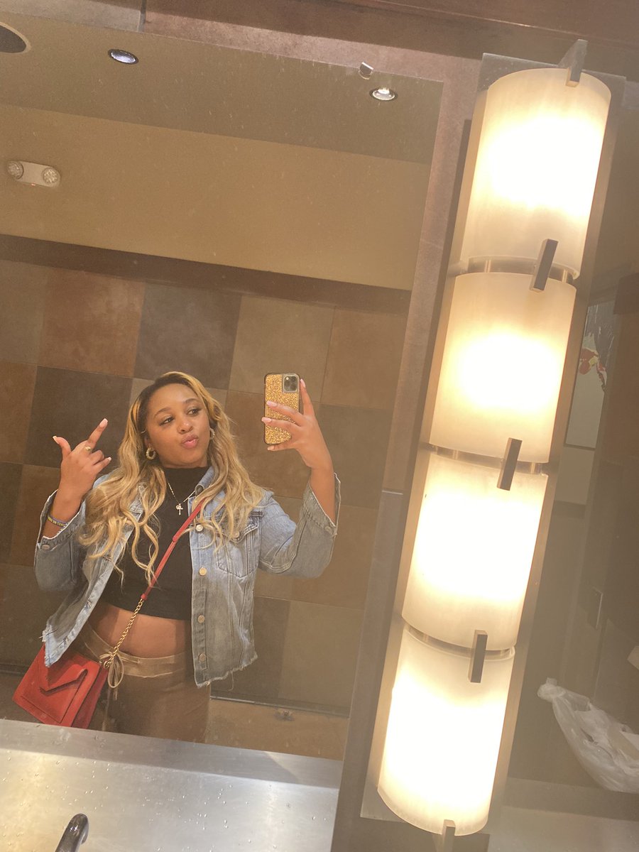 atrillionbaby's tweet photo. Love to flick it up in the bathroom 📸 https://t.co/Bmvn3OhErQ