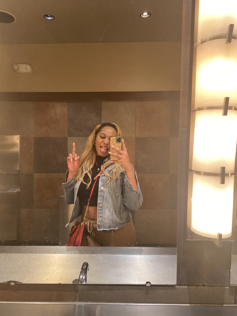 atrillionbaby's tweet photo. Love to flick it up in the bathroom 📸 https://t.co/Bmvn3OhErQ