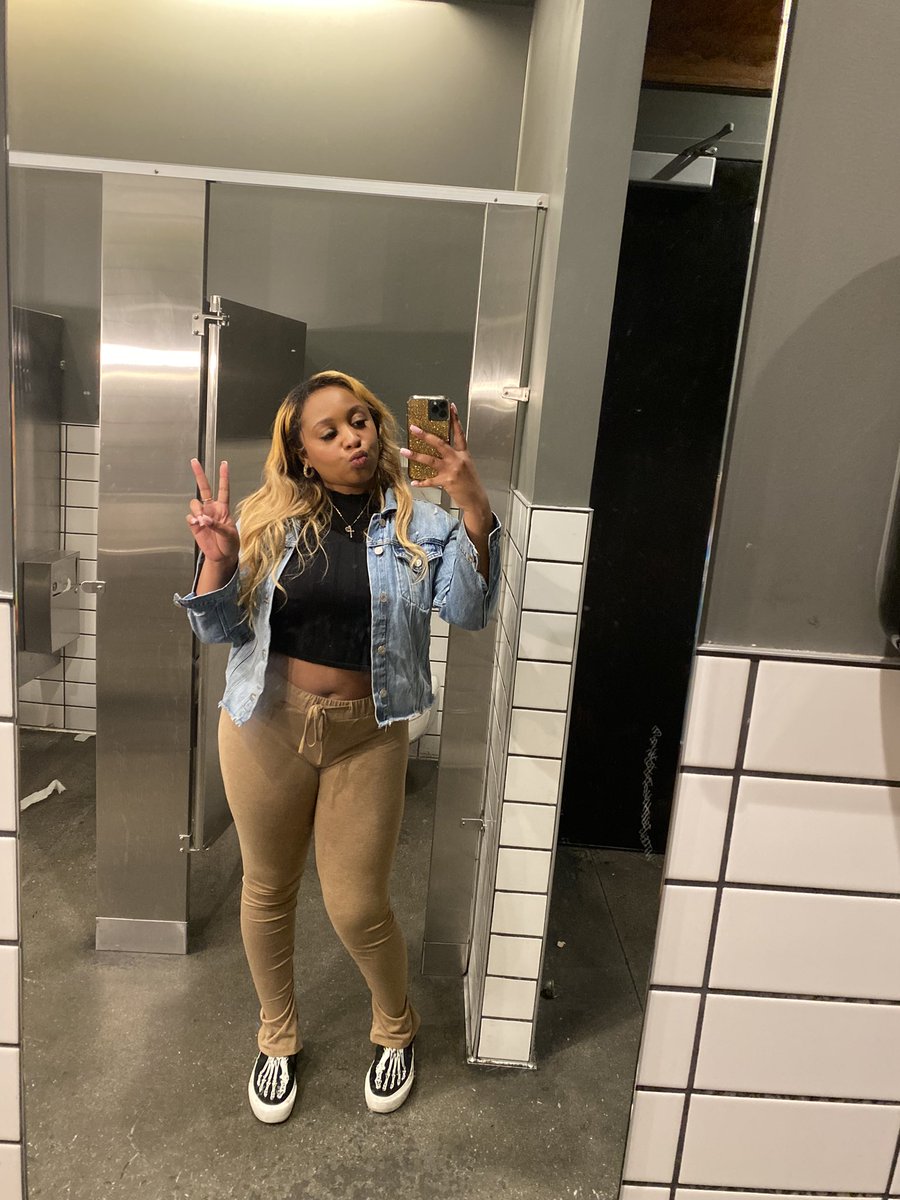 atrillionbaby's tweet photo. Love to flick it up in the bathroom 📸 https://t.co/Bmvn3OhErQ