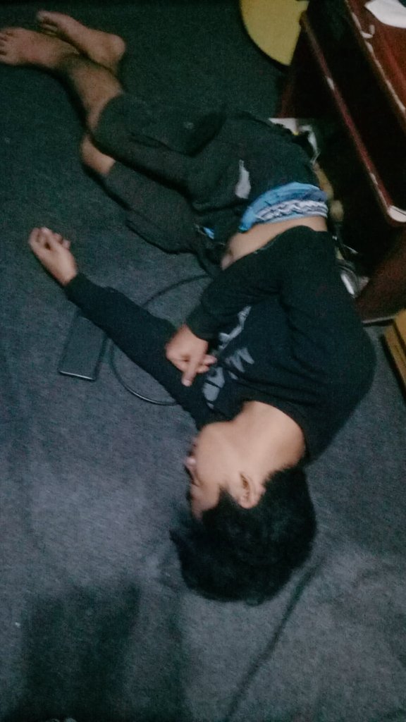 Kalo kamu cari yg ganteng, aku mundur.
Kalo kamu cari yg banyak duit, akulaku.
#laahnyaaooo