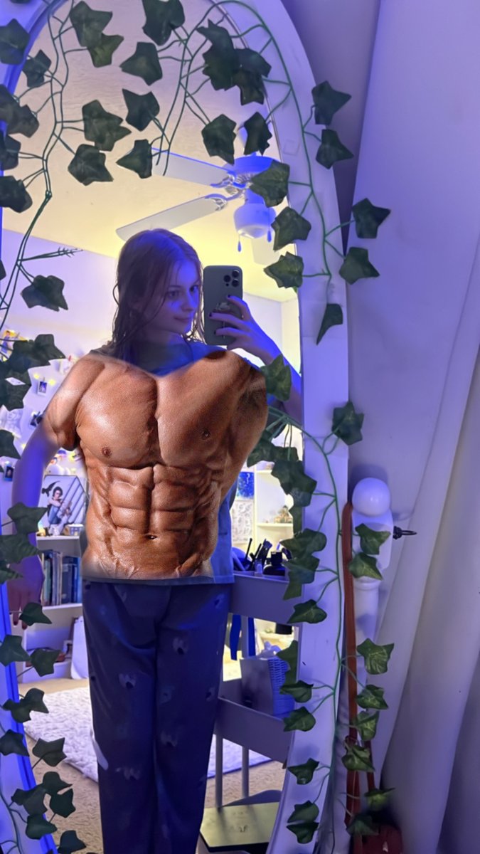 MoonMay16's tweet photo. Lifting so much iron my guys https://t.co/Eu5r9OkPfM