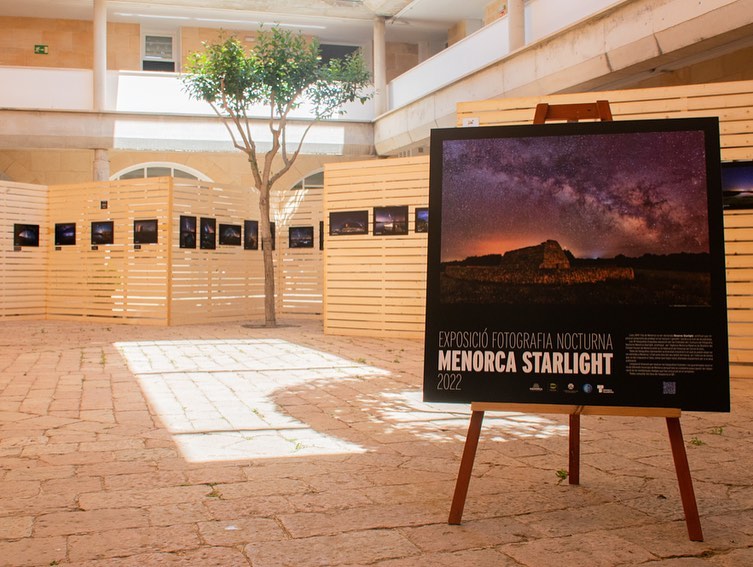 #AgendaMenorca
🌠Expo itinierante #MenorcaStarlight. Las mejores imágenes del Concurso Fotografía Nocturna.
📍Plaza des Mercat #EsCastell, hasta el 6/6
➕Sábado 28/5, 17 a 21 h, astronomía para familias en cúpula planetaria móvil. 
Inscripción previa en 👇
bit.ly/InscripcióCupu…