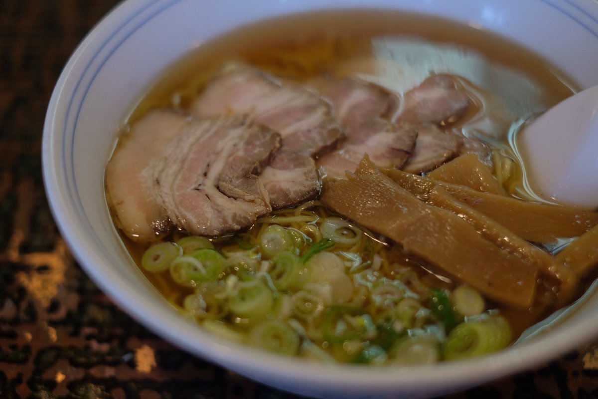 izumistone's tweet photo. コッコロさんでまたしてもラーメン+餃子。30年以上通って初めてのチャーシュー麺。美味い。もの凄く美味い。完璧なランチでした。#vsco #vscom #vscocam #ラーメン #中華そば #チャーシュー麺 #餃子 #町中華 #暮らし #日々 #fujifilm #xpro2 #xf35mmf14 #fujifilmxseries #fujifilm_xseries https://t.co/jtrVyKhMxs