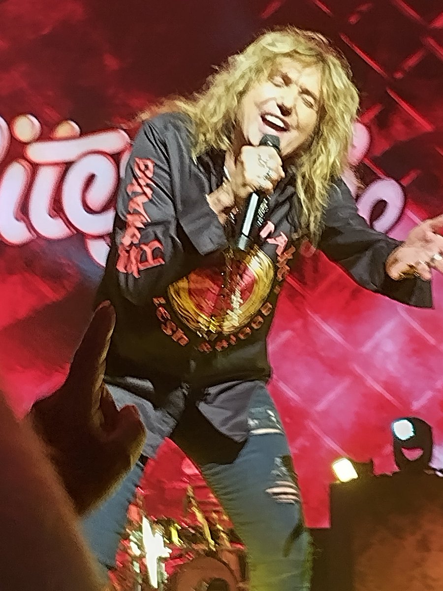 Sarahsniknaks's tweet photo. @davidcoverdale Thank you DC for an amazing night, it was awesome 🤩🤩 https://t.co/gc3HP76LWh