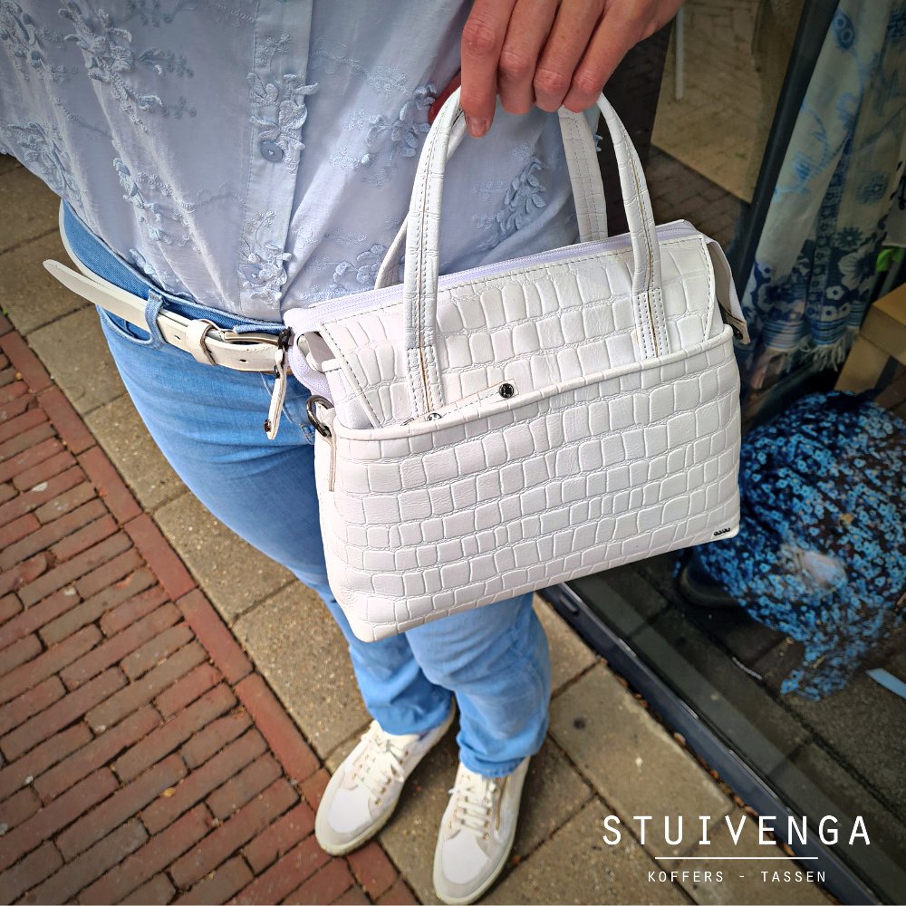 Witte tas, riem en schoenen 🤍🤍 #perfectmatch 
.
.
#berba #tas #tassen #wittetas #witleer #croco #handtas #handbag #bag #bags #monday #fashion #white #belt #riem #lerenriem #geox #schoen #summertime #Delft #Stuivenga #webshop #totstraks