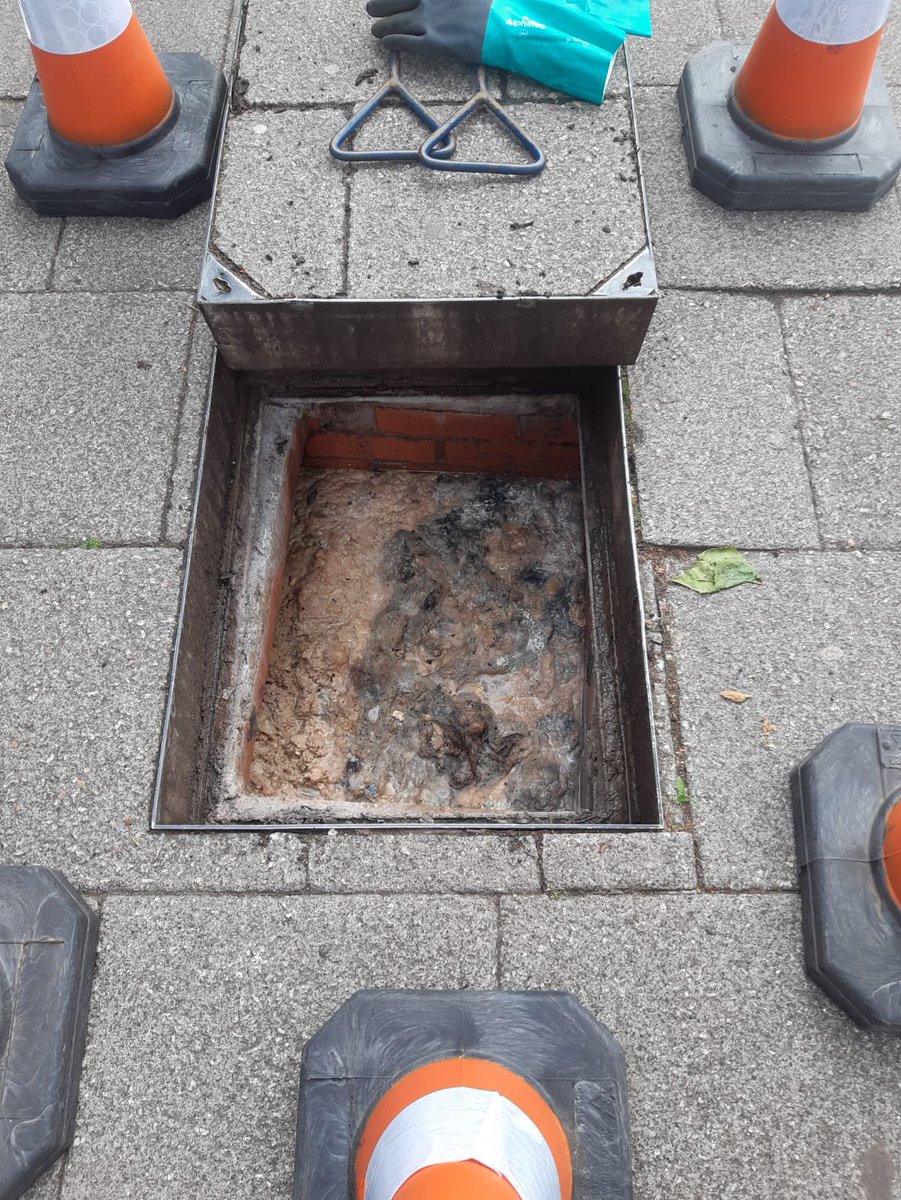 ECAS_World's tweet photo. A blockage in the sewer network 👎🏼

We’re investigating why 🔎 

Have a good week everyone! 

#blockages #sewers #keepitclear https://t.co/qhU68VOY1z