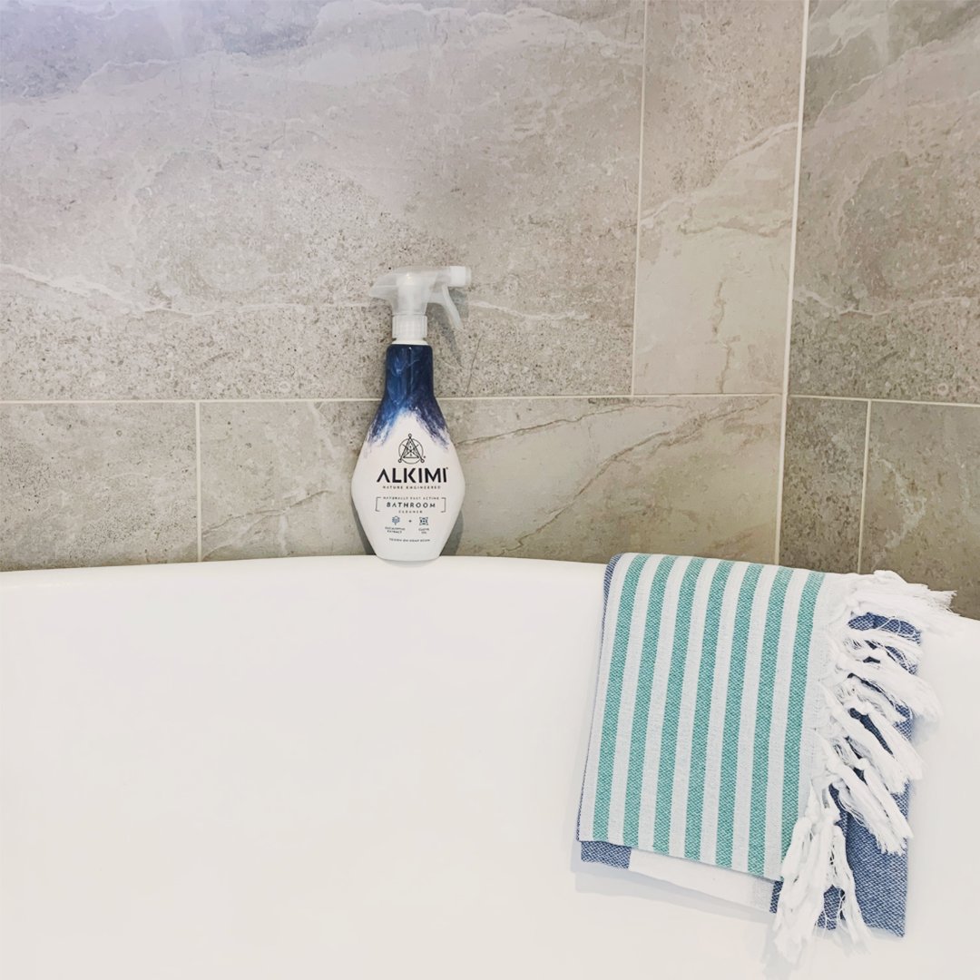 Alkimi_uk's tweet photo. Don't know what we'd do without ALKIMI Bathroom Cleaner. Works well on all surfaces - the bathtub, tap wear, countertops and even the grouting on the walls! Leaving your bathroom so fresh and so clean. #NatureEngineered #NaturalCleaning #CleanHome #CleaningHacks #CleaningTutorial https://t.co/z3ig31VCwi