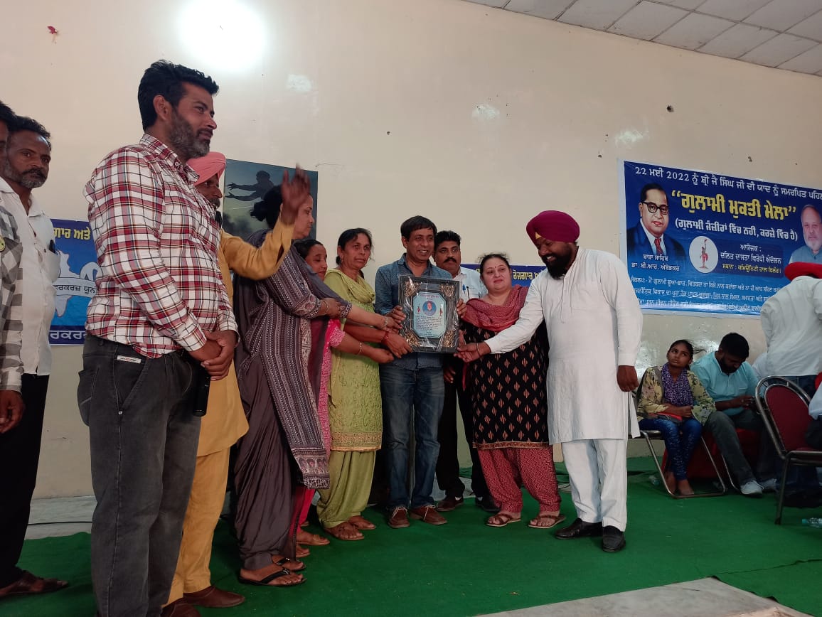 At  "Gulami Mukti Mela" with a tribute to late Jai Singh ji 

With Dalit Dastan Virodhi Andolan, liberated bonded labour, NREGA, workers, domestic workers, kiln construction workers unions and <a href="/ActionAidIndia/">ActionAid Association</a> representatives in Phillaur, Punjab <a href="/urbancampaign/">Urban Thinkers Campus</a> <a href="/Agrarian_South/">Agrarian South Network</a>