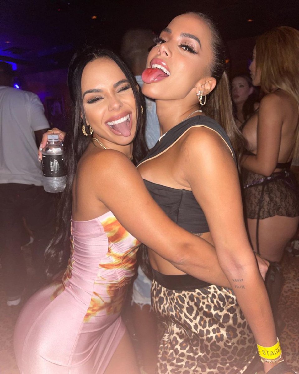 AnittaChart's tweet photo. .@Anitta (#1) and @IzzyLaReina (#6) are the Brazilian female artists with the biggest peaks on iTunes US (Latin Songs).

• Anitta — “R.I.P.” and “Me Gusta”
• Izzy La Reina — “Pa Ti” https://t.co/g1hQMpBIbH