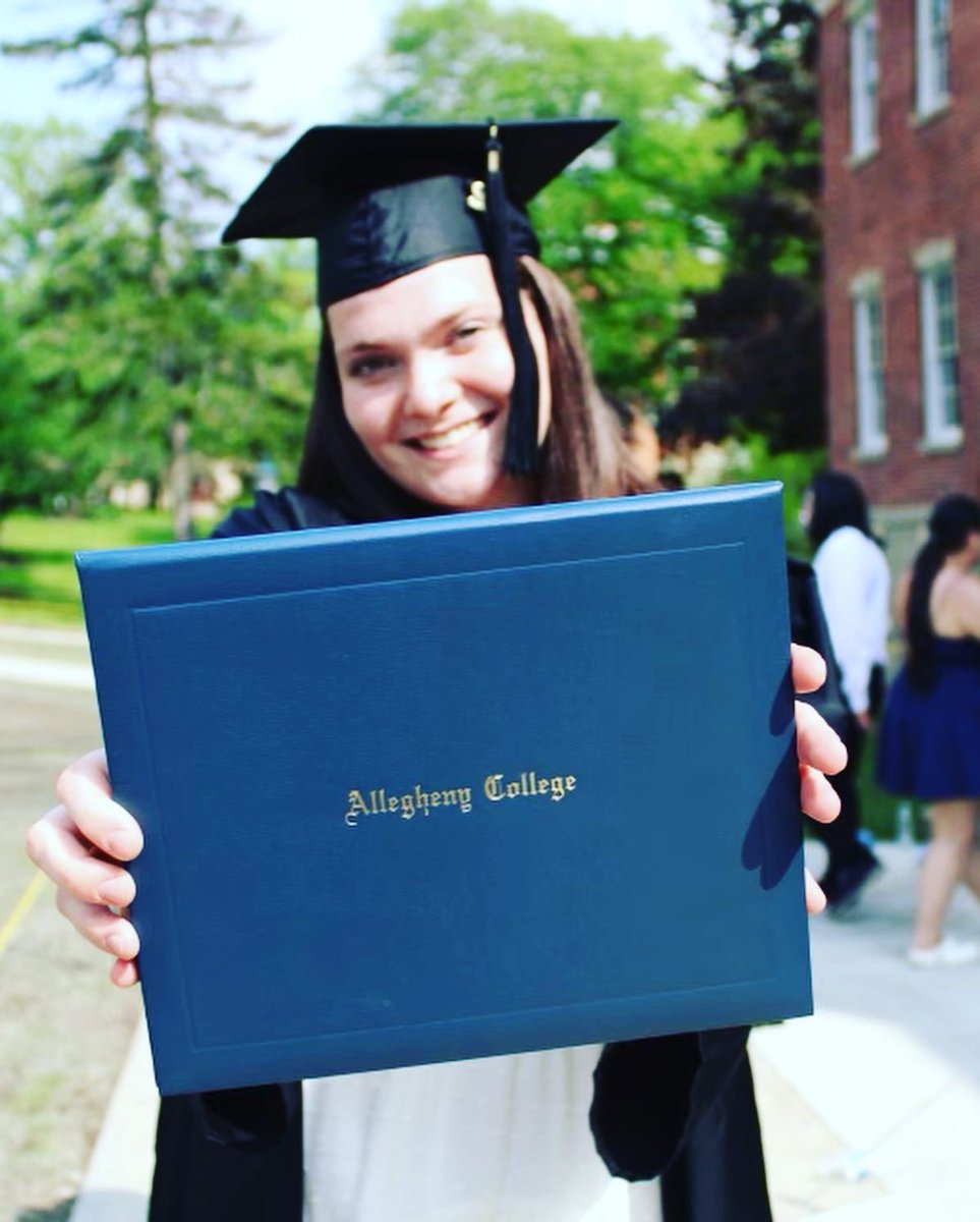 AlleghenyWBB's tweet photo. Congratulations to the entire class of ‘22. 
💙🎉 @alleghenycollege 🐊💛 https://t.co/BSxwGOkurn